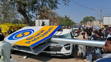Photo of प्रतापगढ़ में अमेठी-प्रतापगढ़ हाईवे पर दर्दनाक हादसा: कार पर गिरा भारत पेट्रोलियम का पोलबोर्ड, सपा नेता की मौत
