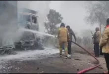 Photo of महोबा-बांदा हाईवे पर दो ट्रकों की भिड़ंत, हादसे में तीन लोगों की जलकर मौत
