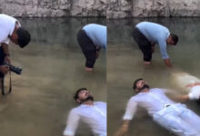 Photo of अजीब थीम वाला प्री-वेडिंग शूट वायरल, पानी में लेटे कपल को देख लोग हैरान