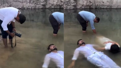 Photo of अजीब थीम वाला प्री-वेडिंग शूट वायरल, पानी में लेटे कपल को देख लोग हैरान