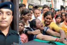 Photo of नालंदा में शहीद जवान का अंतिम संस्कार, पत्नी-बच्चे निहारते रहे, छतों पर चढ़े लोग