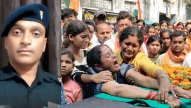 Photo of नालंदा में शहीद जवान का अंतिम संस्कार, पत्नी-बच्चे निहारते रहे, छतों पर चढ़े लोग