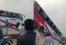 Photo of बांग्लादेश की पद्मा नदी में गिरी सवारियों से भरी बस, 23 लोगों की मौत