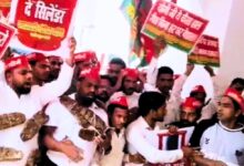 Photo of Cylinder Crisis : यूपी में सिलेंडर की दिक्कत, कंडों की माला पहनकर सपा नेताओं का जोरदार प्रदर्शन