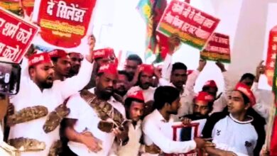 Photo of Cylinder Crisis : यूपी में सिलेंडर की दिक्कत, कंडों की माला पहनकर सपा नेताओं का जोरदार प्रदर्शन