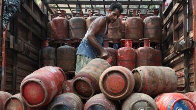 Photo of Cylinder Crisis : गैस सिलेंडर नहीं मिलने से परिवार 4 दिन से भूखा, बच्चों को खिलाना पड़ा चाऊमीन-मोमो