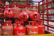 Photo of Cylinders Price Hike : रसोई गैस सिलेंडर हुआ महंगा, कामर्शियल सिलेंडर भी 100 से पार, डिटेल में पढ़ें