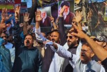 Photo of Delhi News : ओखला विहार में ईरान समर्थन में विरोध प्रदर्शन, काला रिबन बांधे नजर आए लोग