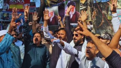 Photo of Delhi News : ओखला विहार में ईरान समर्थन में विरोध प्रदर्शन, काला रिबन बांधे नजर आए लोग