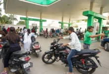 Photo of गुजरात में पेट्रोल-डीजल को लेकर अफवाह से मची अफरा-तफरी, प्रशासन ने जनता से की ये अपील