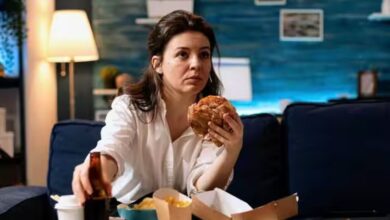 Photo of देर रात खाना खाने से बढ़ता है वजन और पाचन की समस्या, हृदय और शुगर पर पड़ता है असर