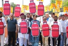 Photo of नेता प्रतिपक्ष आतिशी के नेतृत्व में विधायकों ने ‘‘नरेंद्र मोदी ने किया सरेंडर, गायब हुआ गैस सिलेंडर’’ के जमकर लगाए नारे