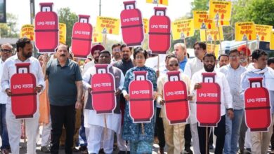 Photo of नेता प्रतिपक्ष आतिशी के नेतृत्व में विधायकों ने ‘‘नरेंद्र मोदी ने किया सरेंडर, गायब हुआ गैस सिलेंडर’’ के जमकर लगाए नारे