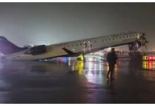 Photo of न्यूयॉर्क के ला गार्डिया एयरपोर्ट के रनवे पर बड़ा हादसा, ट्रक से टकराया कनाडा एक्सप्रेस का प्लेन, कई घायल