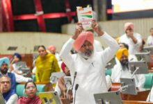 Photo of किसी को ‘बंधुआ मजदूर’ कहकर अपमानित करना पंजाब के मेहनतकश लोगों के सम्मान का अपमान- हरपाल सिंह चीमा