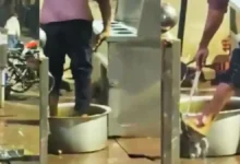 Photo of टिक्की की मशहूर दुकान में पैरों से आलू धोते युवक का वीडियो वायरल, सोशल मीडिया पर लोगों का गुस्सा फूटा