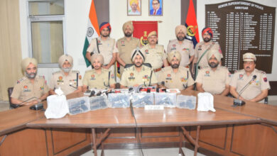 Photo of अमृतसर में सीमा पार से संचालित तस्करी मॉड्यूलों से जुड़े 6 व्यक्ति गिरफ्तार, तीन पीएक्स-5.7 सहित छह पिस्तौल बरामद