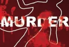 Photo of 12 साल छोटे प्रेमी के प्यार में पागल महिला ने करा डाली पति की हत्या, अब पहुंची सलाखों के पीछे