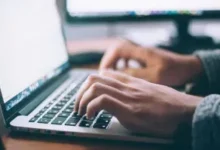 Photo of लैपटॉप चार्ज करते समय ये 5 गलतियां कभी न करें, हो सकता है नुकसान