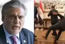 Photo of पाकिस्तान के डिप्टी पीएम का टूटा कंधा, फोटों खिंचवाने के दौरान हुआ हादसा