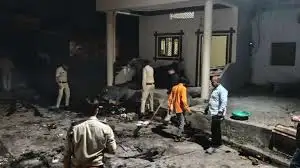 Photo of मुस्लिम डॉक्टर पर हिंदू लड़की से दुष्कर्म का आरोप, नशीला इंजेक्शन देने के बाद परिजनों ने घर में आग लगाई