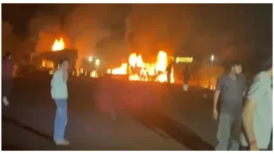 Photo of बोलेरो और डंपर की भीषण टक्कर के बाद लगी आग, तीन लोगों की जिंदा जलकर मौत