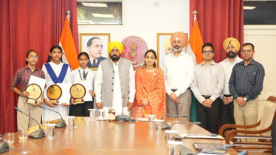 Photo of 8वीं बोर्ड रिजल्ट में बेटियों का दबदबा, टॉप-20 में 19 स्थान हासिल, टॉपर्स को ‘स्कूल ऑफ एमिनेंस’ में सीधा दाखिला