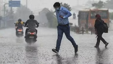 Photo of अप्रैल में बदला मौसम, यूपी में बारिश और ठंडी हवाओं से सर्दी जैसा एहसास