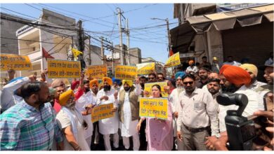 Photo of AAP का राज्यव्यापी विरोध प्रदर्शन, दलबदल करने वाले सांसदों को बताया ‘गद्दार’, सदस्यता रद्द करने की मांग तेज