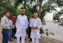 Photo of जल संसाधन मंत्री बरिंदर कुमार गोयल ने शाहपुर में रावी के धुस्सी बांध पर बाढ़ सुरक्षा कार्यों का लिया जायजा