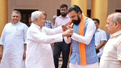 Photo of मुस्कान और कंधे पर हाथ! नीतीश-सम्राट की मुलाकात, डिप्टी CMs भी रहे मौजूद