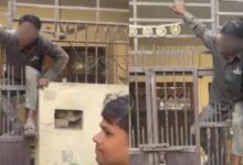 Photo of चोरी करने घुसा नाबालिग, भागते वक्त ग्रिल में फंसा, लोगों ने पकड़कर पुलिस को सौंपा