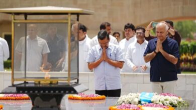 Photo of Delhi News : केजरीवाल का सत्याग्रह, राजघाट पहुंचकर महात्मा गांधी को किया नमन
