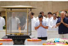 Photo of केजरीवाल और मनीष सिसोदिया गांधी समाधि पर जाकर हुए नतमस्तक, सत्याग्रह के मार्ग पर डटे रहने की मांगी शक्ति