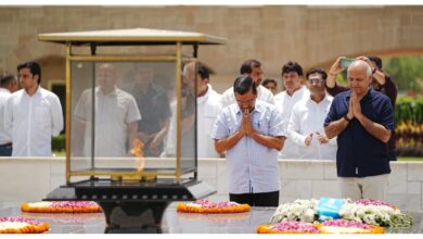 Photo of केजरीवाल और मनीष सिसोदिया गांधी समाधि पर जाकर हुए नतमस्तक, सत्याग्रह के मार्ग पर डटे रहने की मांगी शक्ति