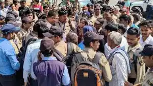 Photo of फरीदाबाद में मजदूरी बढ़ाने को लेकर दूसरे दिन भी प्रदर्शन