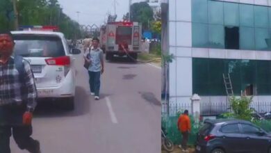 Photo of गुरुग्राम उद्योग विहार में फैक्ट्री में लगी भीषण आग, पांच कर्मचारी घायल