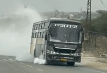 Photo of जैसलमेर से दिल्ली जा रही बस में लगी आग, 30 यात्री थे सवार, राहगीरों ने की मदद