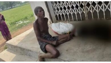 Photo of पैसा निकालने के लिए बहन का कंकाल लेकर बैंक पहुंचा भाई, वजह जानकर हिल जाएगा दिमाग