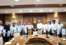 Photo of हरदीप सिंह मुंडियां ने तहसीलदारों और नायब तहसीलदारों को पदोन्नति पत्र सौंपे