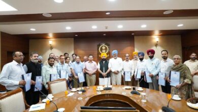 Photo of हरदीप सिंह मुंडियां ने तहसीलदारों और नायब तहसीलदारों को पदोन्नति पत्र सौंपे