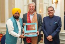 Photo of मुख्यमंत्री ने हॉलैंड के महान हॉकी खिलाड़ी फ्लोरिस जान बोवेलैंडर से मुलाकात, पंजाब के खिलाड़ियों को प्रशिक्षण देने का दिया आमंत्रण