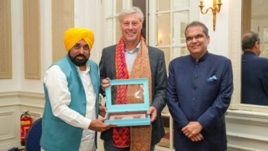 Photo of मुख्यमंत्री ने हॉलैंड के महान हॉकी खिलाड़ी फ्लोरिस जान बोवेलैंडर से मुलाकात, पंजाब के खिलाड़ियों को प्रशिक्षण देने का दिया आमंत्रण