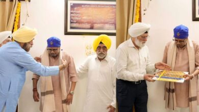 Photo of पुडुचेरी उपराज्यपाल कैलाशनाथन ने सिख समुदाय के योगदान को सराहा, गुरुद्वारा साहिब में हुए नतमस्तक और लंगर छका