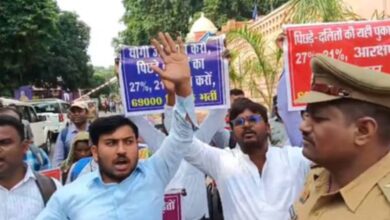 Photo of यूपी में 69 हजार शिक्षक भर्ती पर लखनऊ में प्रदर्शन, विधानसभा घेराव की कोशिश