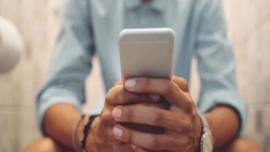 Photo of Toilet में मोबाइल चलाने की आदत बन सकती है खतरनाक, बढ़ रहा बड़ा खतरा