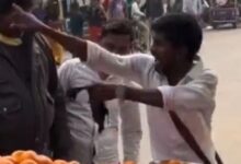 Photo of मार्केट में संतरा बेचने का अनोखा अंदाज, संतरा बेचते-बेचते उछल-कूद, वीडियो वायरल