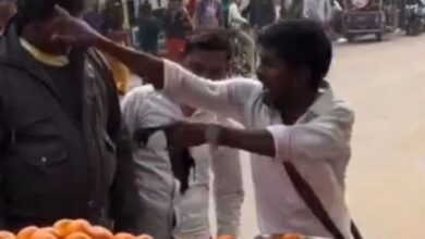 Photo of मार्केट में संतरा बेचने का अनोखा अंदाज, संतरा बेचते-बेचते उछल-कूद, वीडियो वायरल