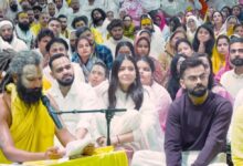 Photo of वृंदावन पहुंचे विराट कोहली और अनुष्का शर्मा, संत प्रेमानंद महाराज के किए दर्शन