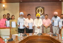 Photo of 23 राजस्व अधिकारी पदोन्नत किए, हरदीप सिंह मुंडियां ने सौंपे पदोन्नति पत्र